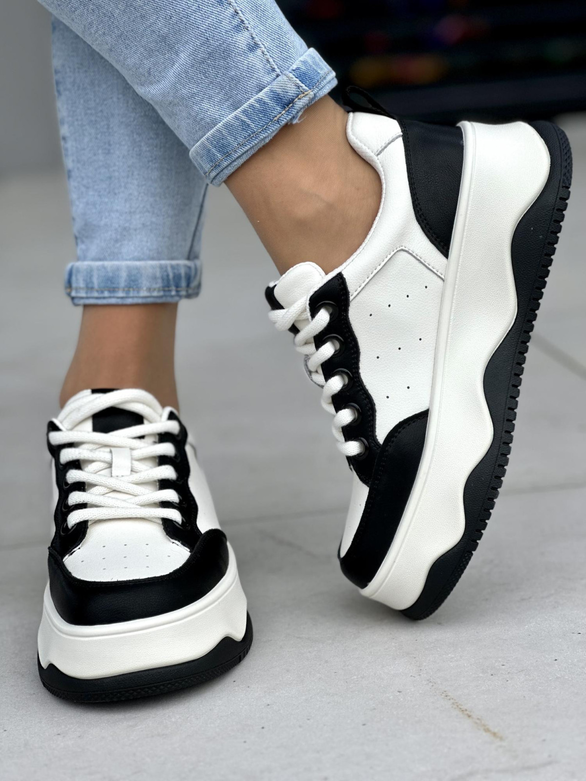 Niepowtarzalne beżowo-czarne trampki damskie na platformie, skóra naturalna