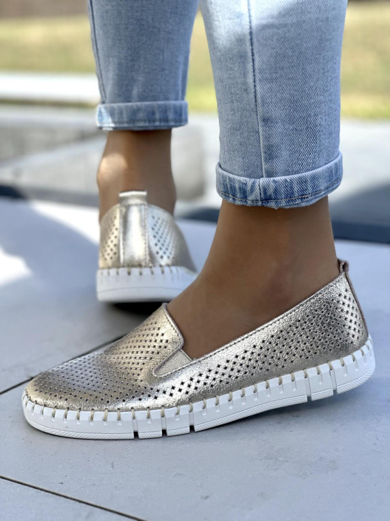 Niebanalne i bardzo wygodne złote mokasyny damskie, skóra naturalna