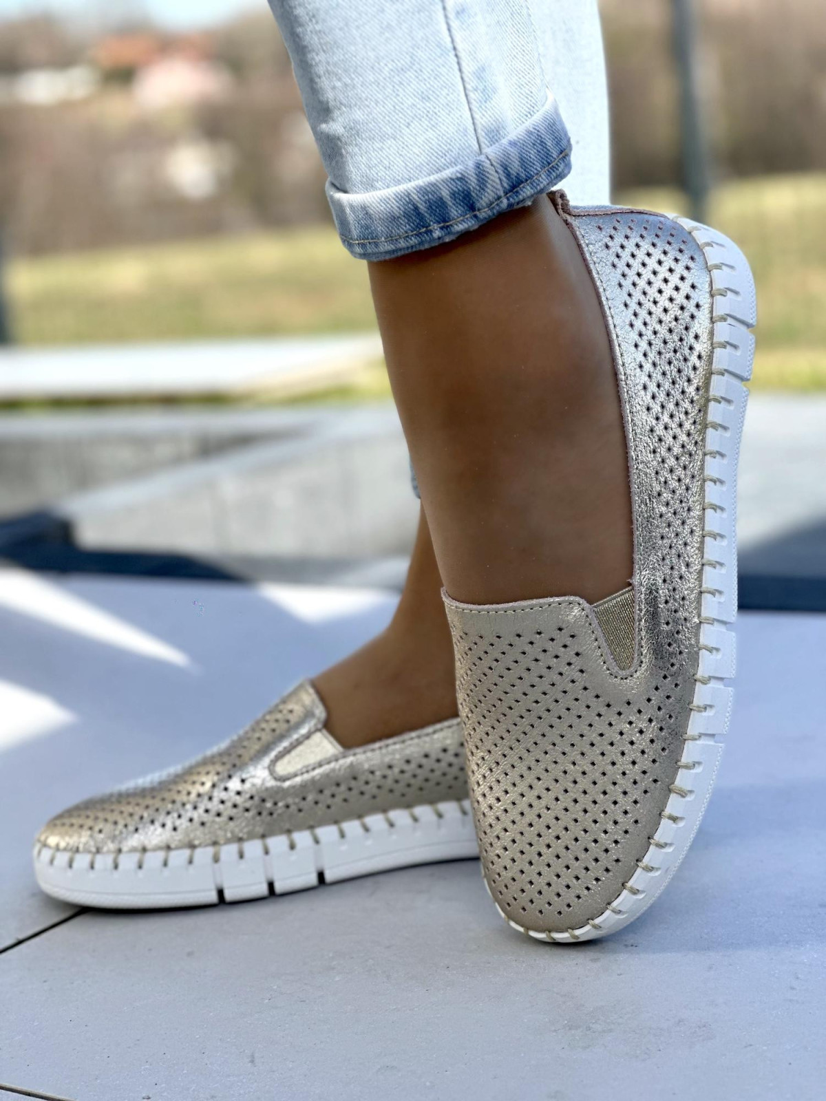 Niebanalne i bardzo wygodne złote mokasyny damskie, skóra naturalna