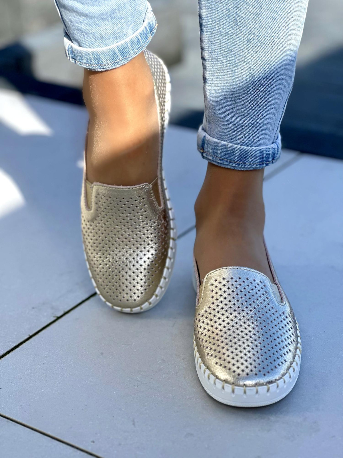 Niebanalne i bardzo wygodne złote mokasyny damskie, skóra naturalna