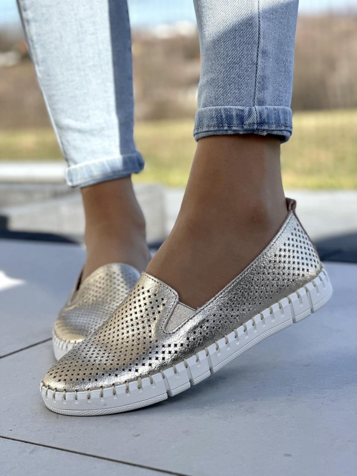 Niebanalne i bardzo wygodne złote mokasyny damskie, skóra naturalna