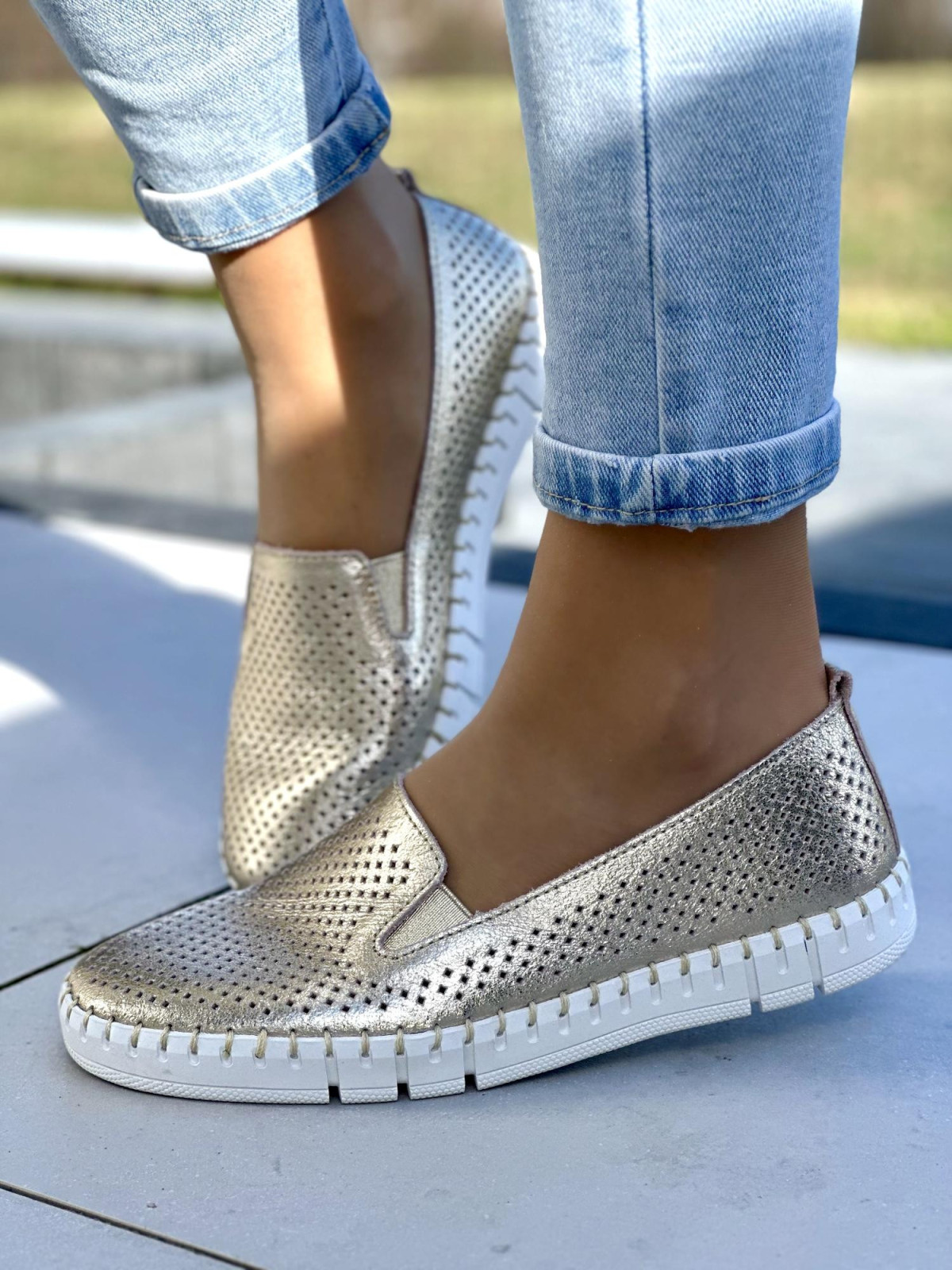 Niebanalne i bardzo wygodne złote mokasyny damskie, skóra naturalna