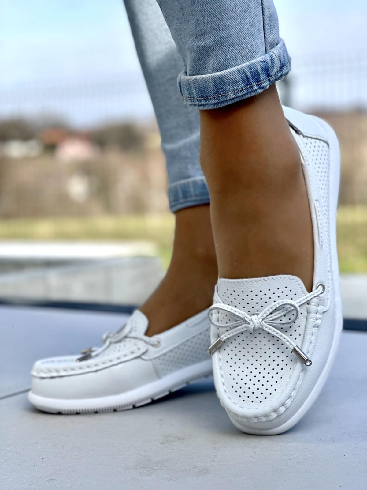 Delikatne ażurowe białe mokasyny damskie, skóra naturalna