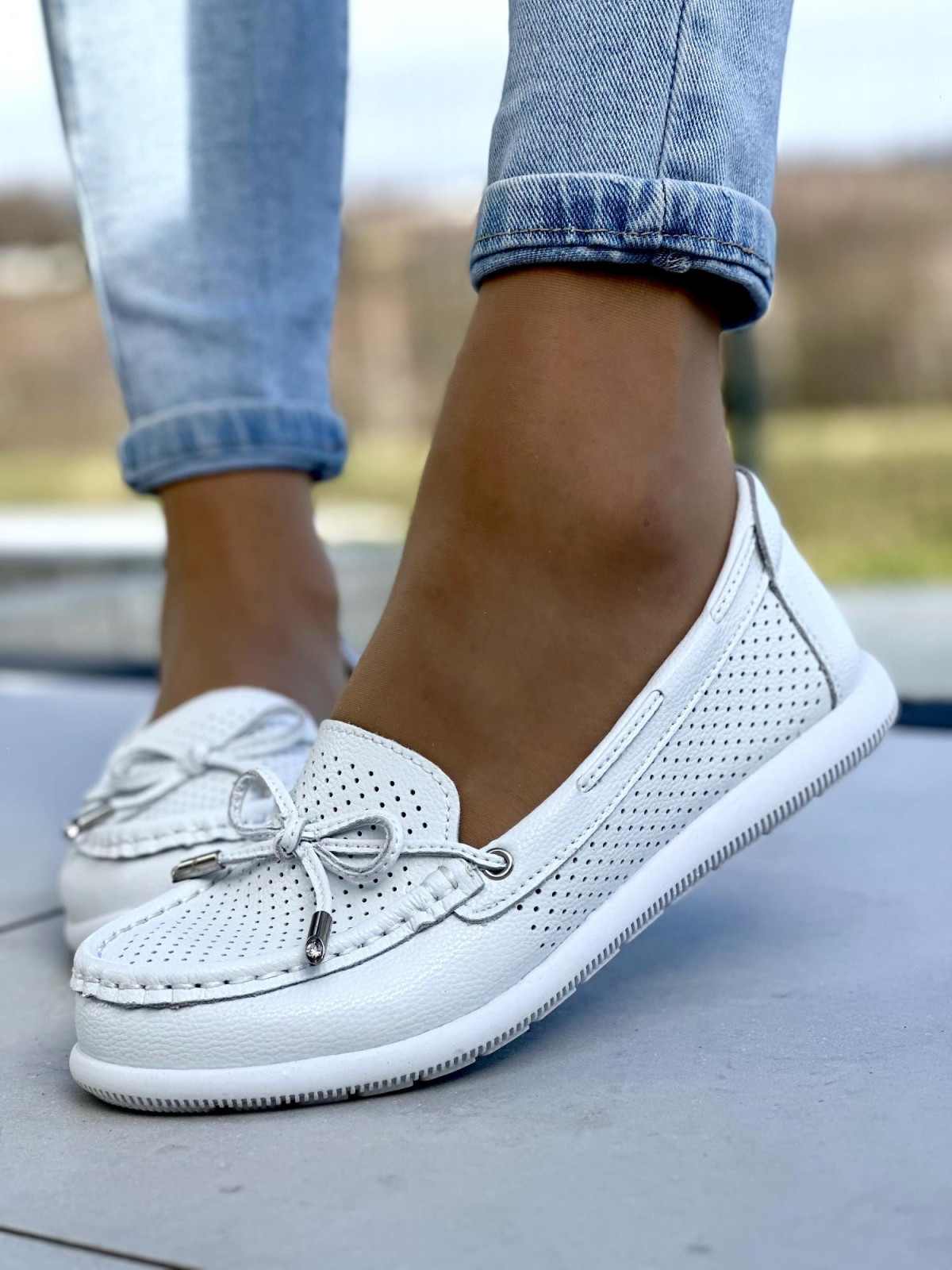 Delikatne ażurowe białe mokasyny damskie, skóra naturalna