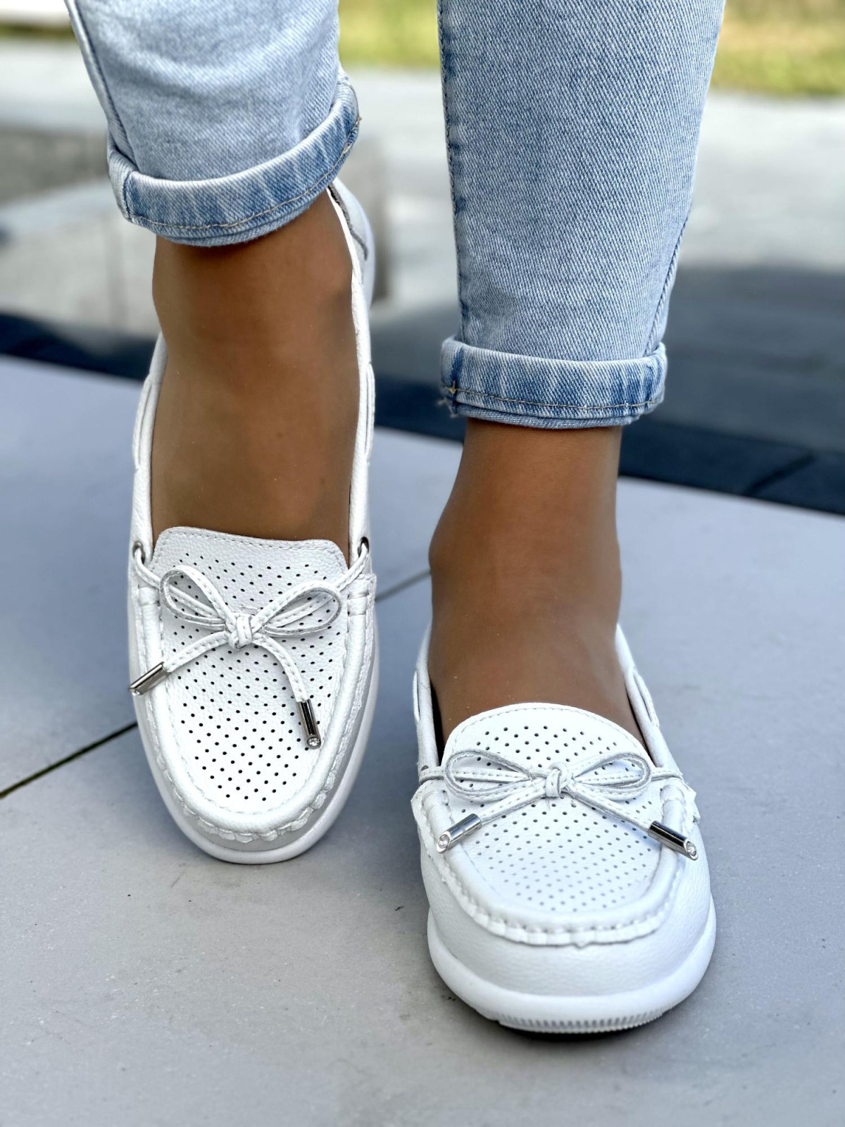 Delikatne ażurowe białe mokasyny damskie, skóra naturalna