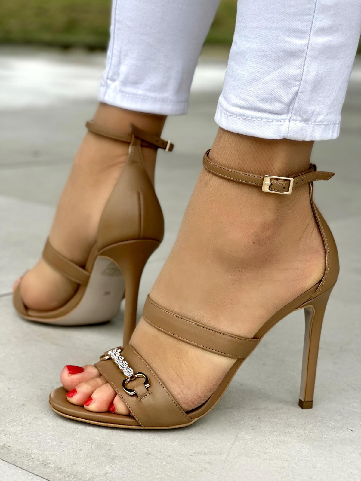 Beżowe sandały damskie skórzane