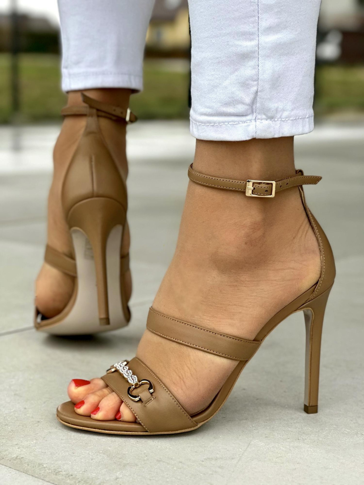 Beżowe sandały damskie skórzane