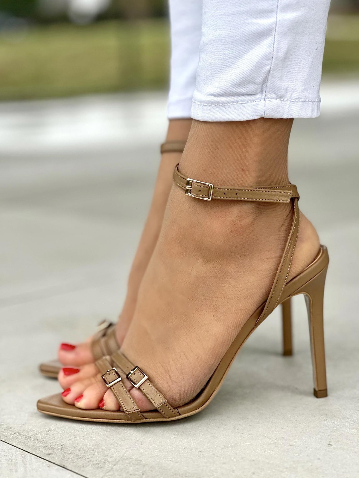 Beżowe sandały damskie skórzane