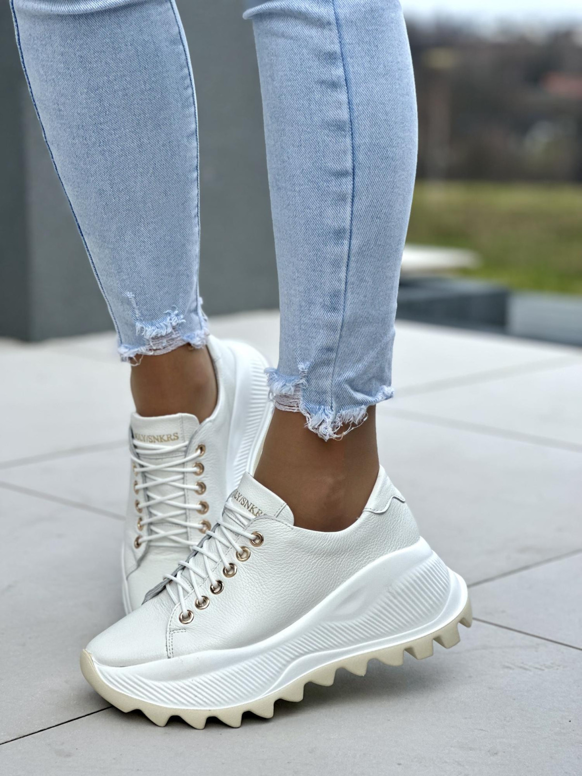 Białe sneakersy damskie skórzane