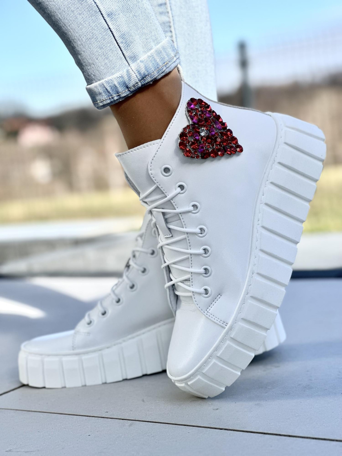 Białe trampki damskie na wyższej lekkiej podeszwie, skóra naturalna