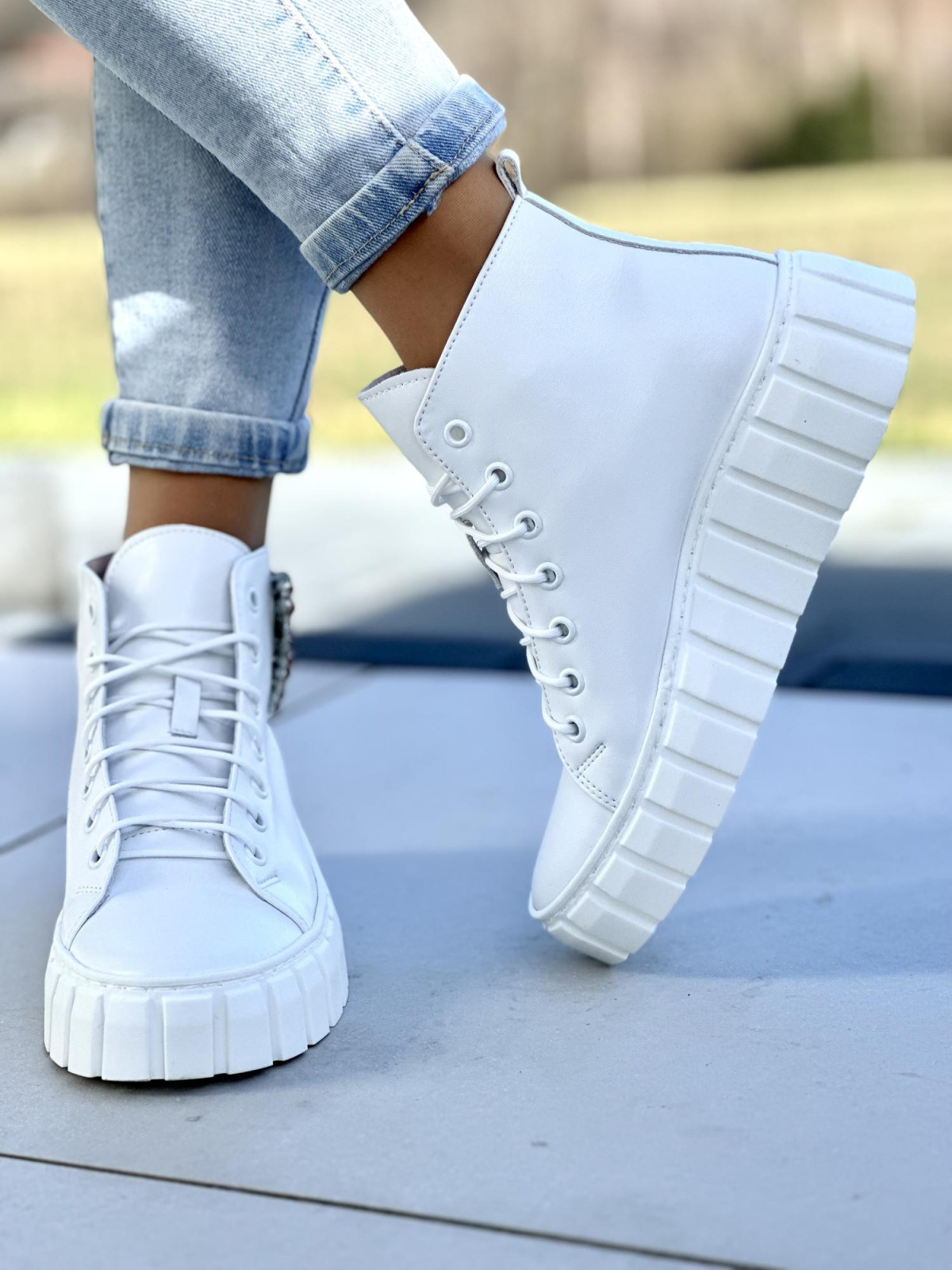 Białe trampki damskie na wyższej lekkiej podeszwie, skóra naturalna