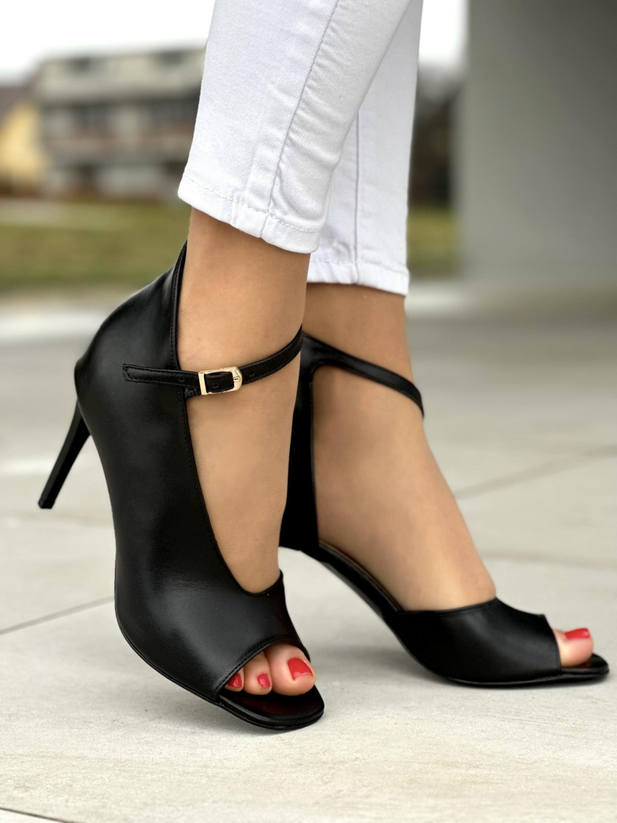 Eleganckie czarne sandały damskie na wysokim obcasie, skóra naturalna