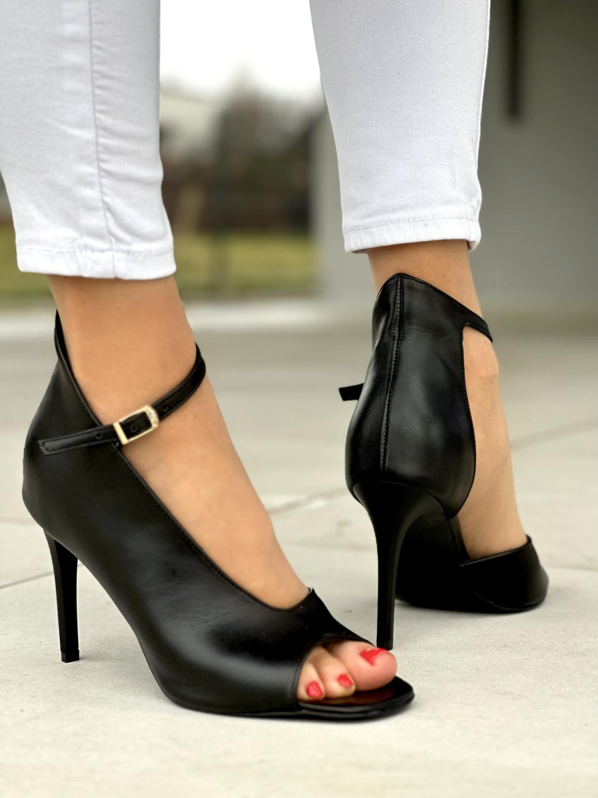 Eleganckie czarne sandały damskie na wysokim obcasie, skóra naturalna