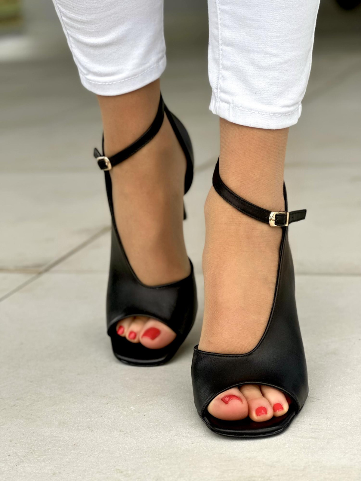 Eleganckie czarne sandały damskie na wysokim obcasie, skóra naturalna