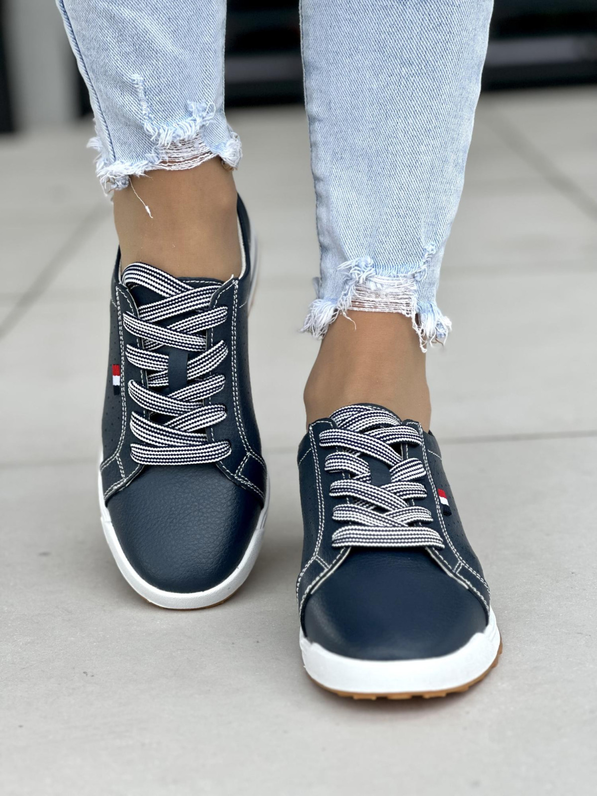 Granatowe trampki damskie skórzane