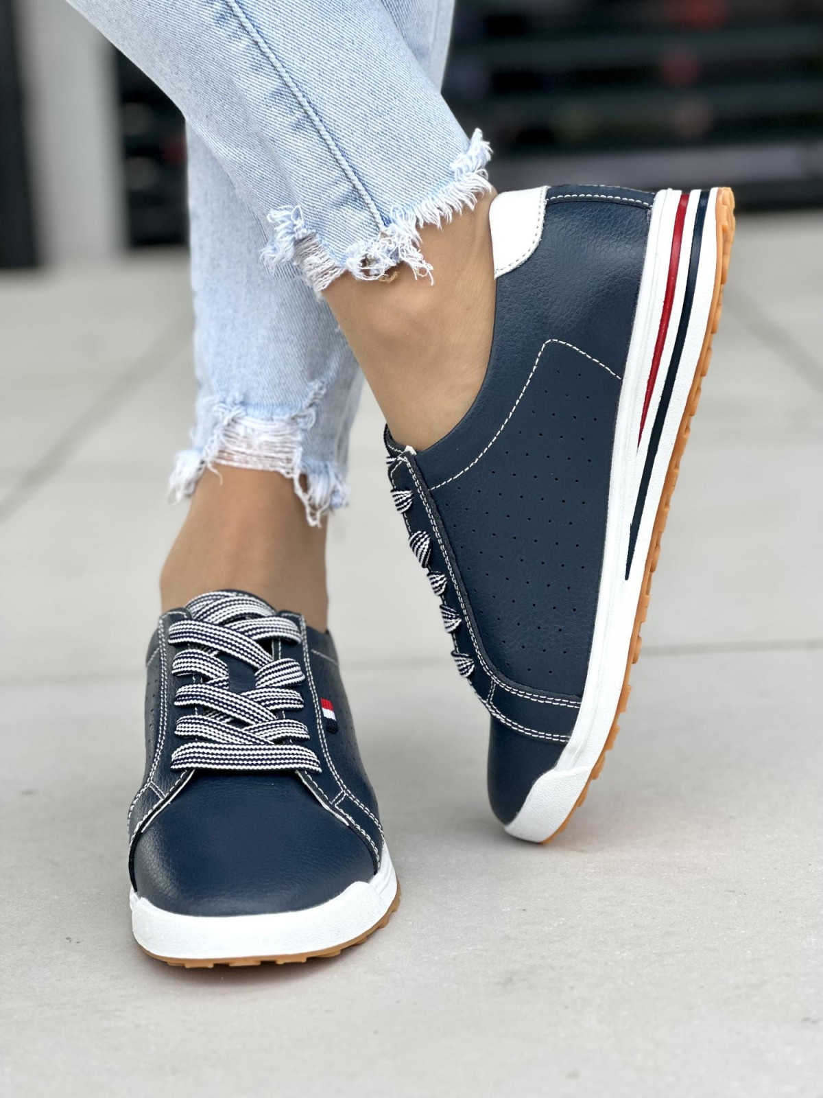 Granatowe trampki damskie skórzane