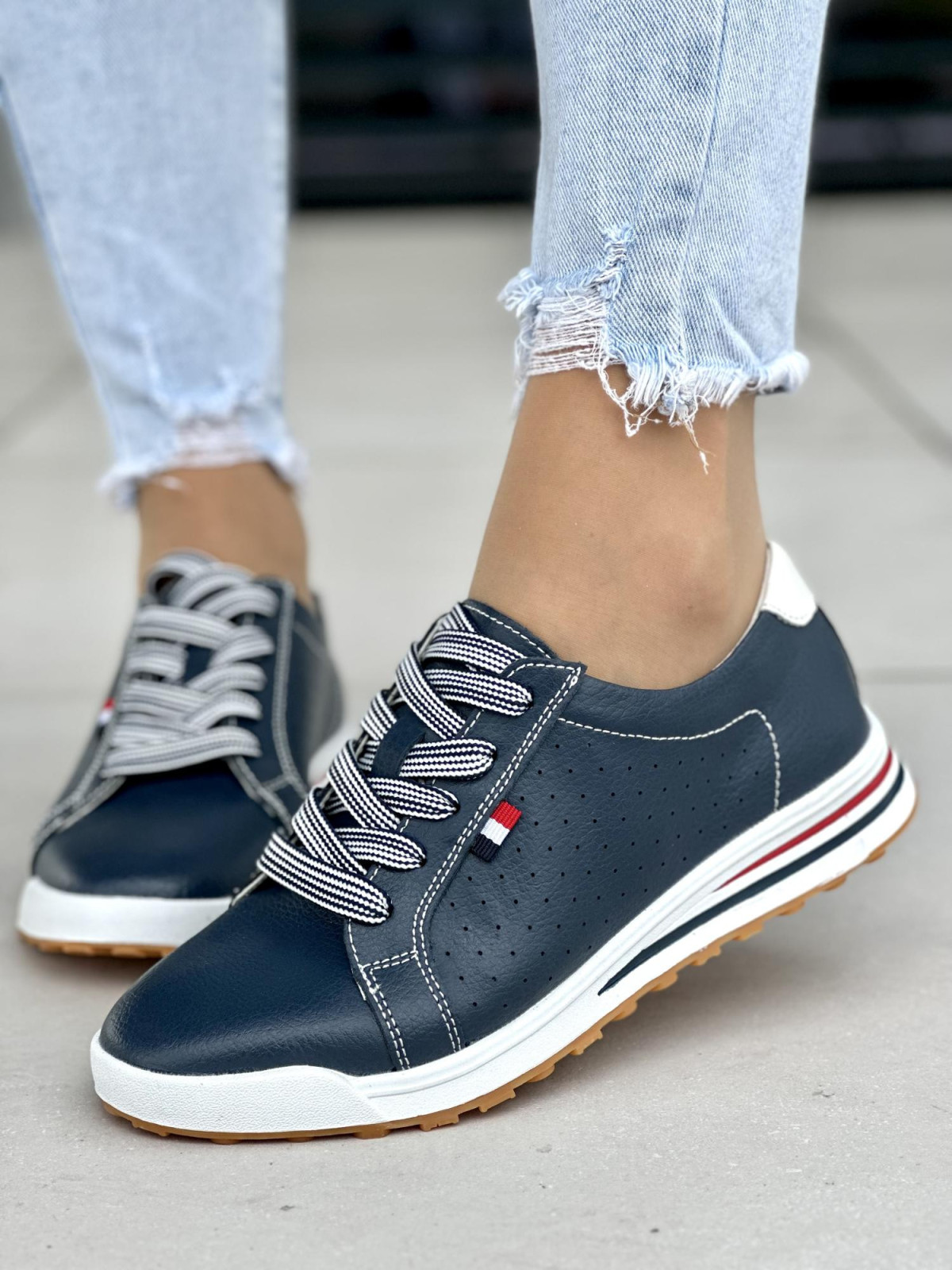 Granatowe trampki damskie skórzane