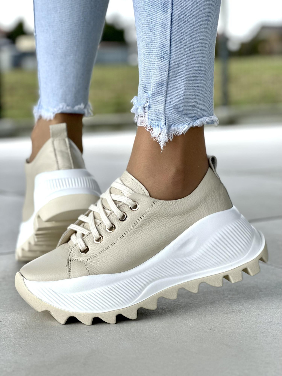 Beżowe sneakersy damskie skórzane