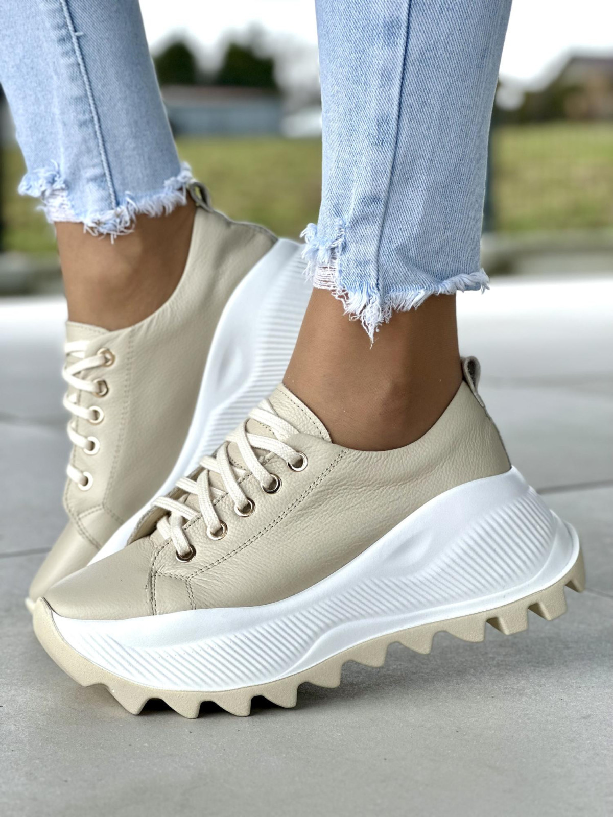 Beżowe sneakersy damskie skórzane