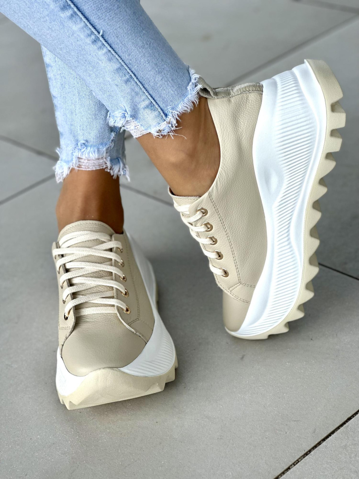 Beżowe sneakersy damskie skórzane