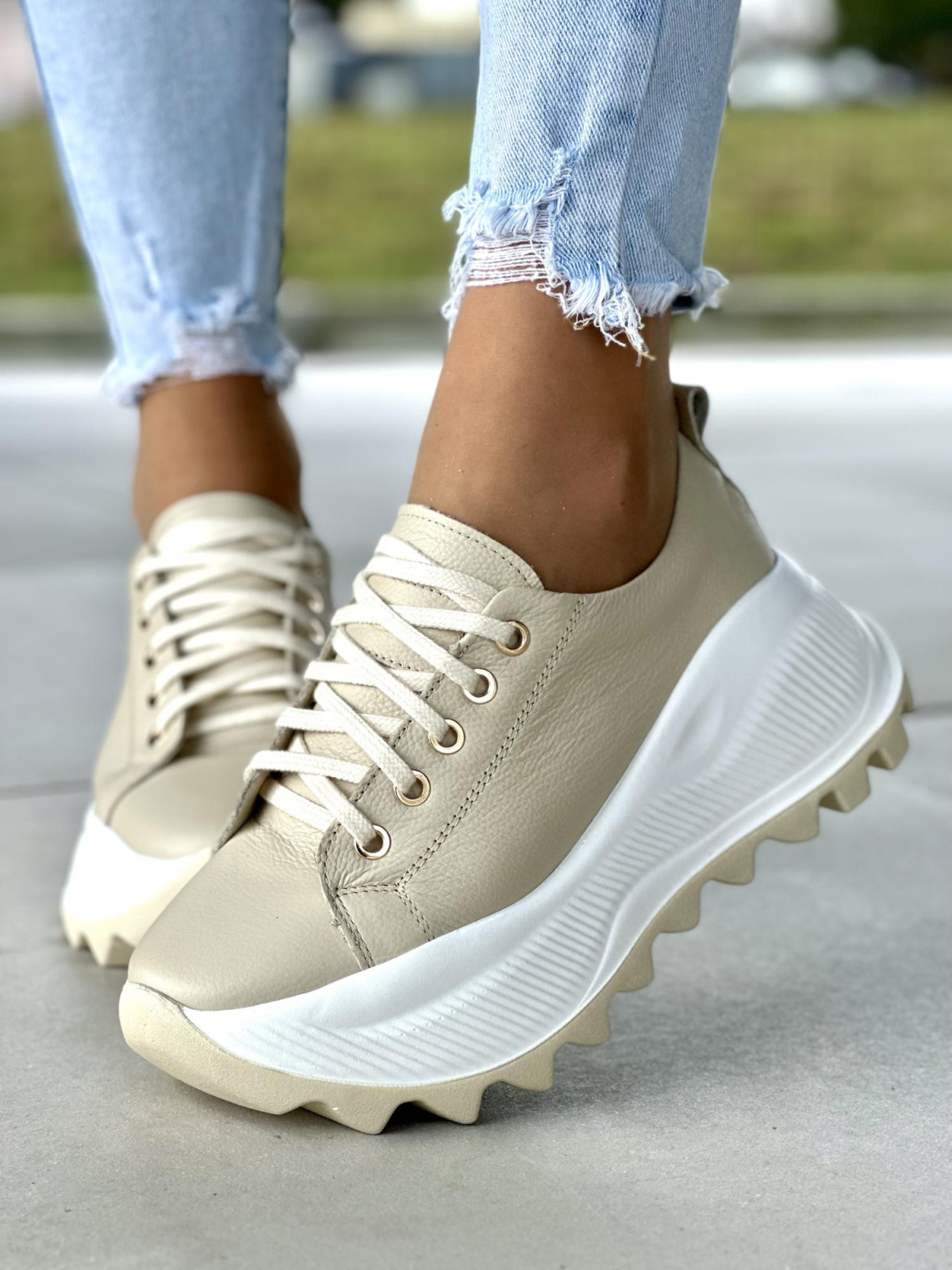 Beżowe sneakersy damskie skórzane