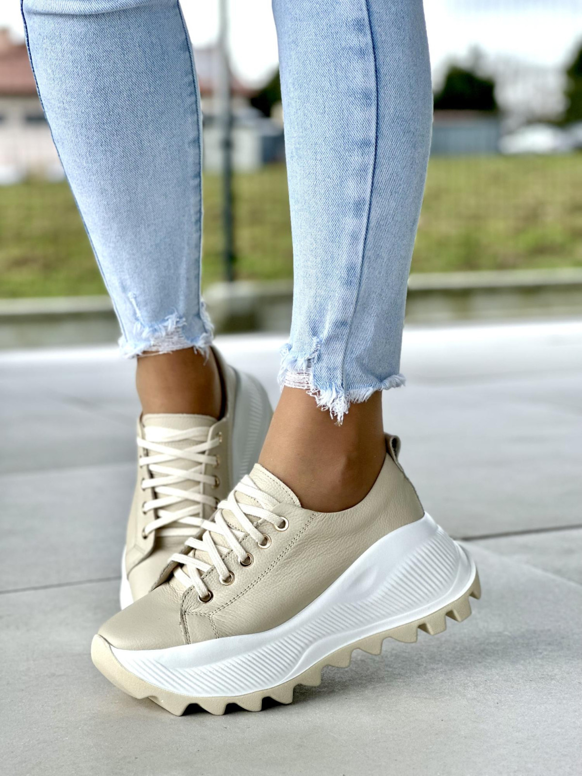 Beżowe sneakersy damskie skórzane