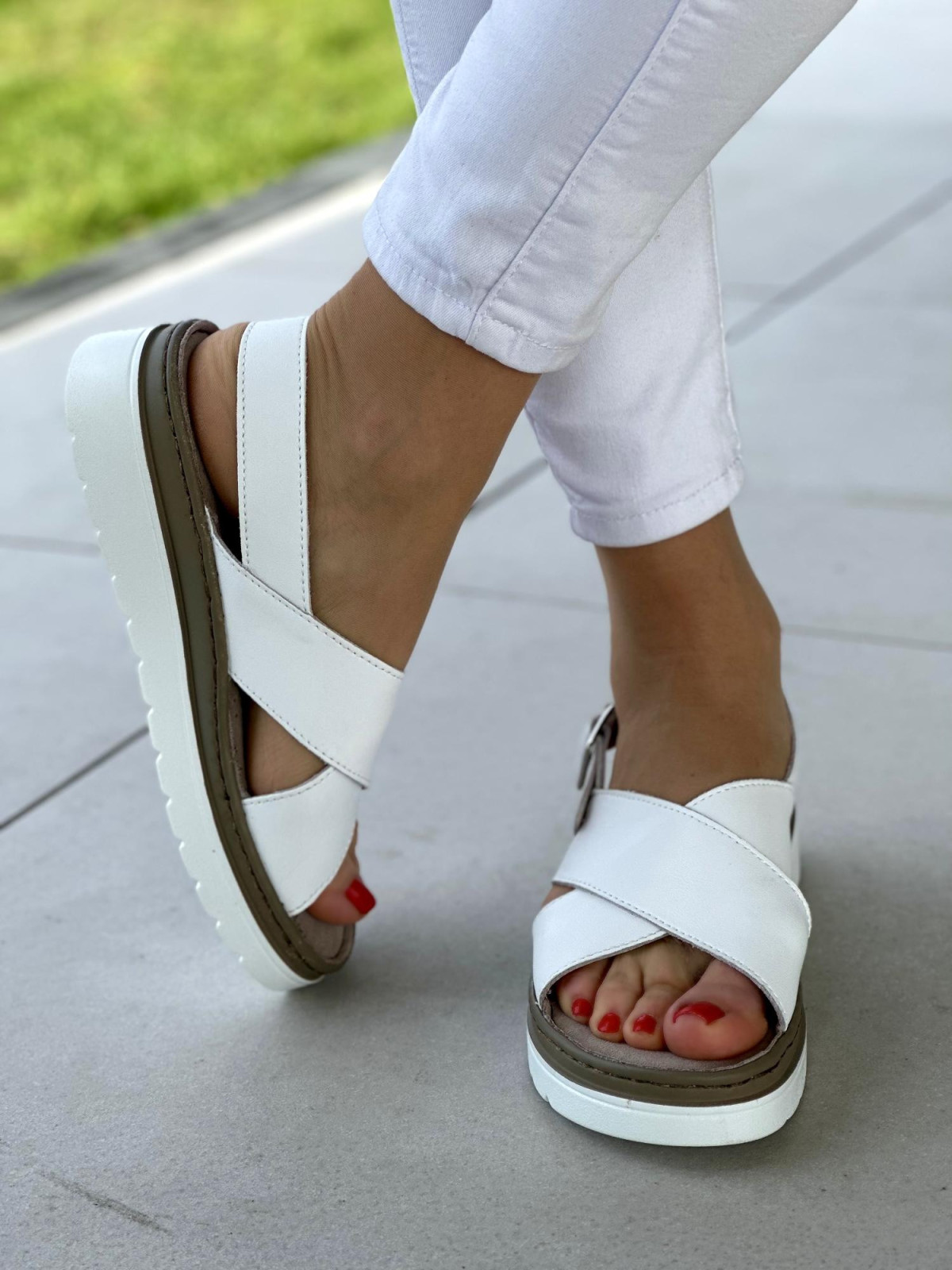 Białe sandały damskie na miękkiej wygodnej podeszwie, skóra naturalna