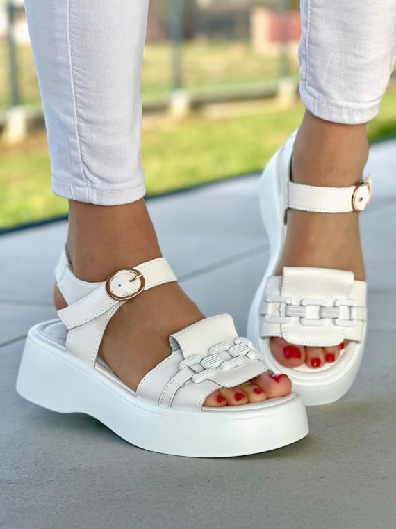 Bardzo lekkie białe sandały damskie na grubej podeszwie, skóra naturalna