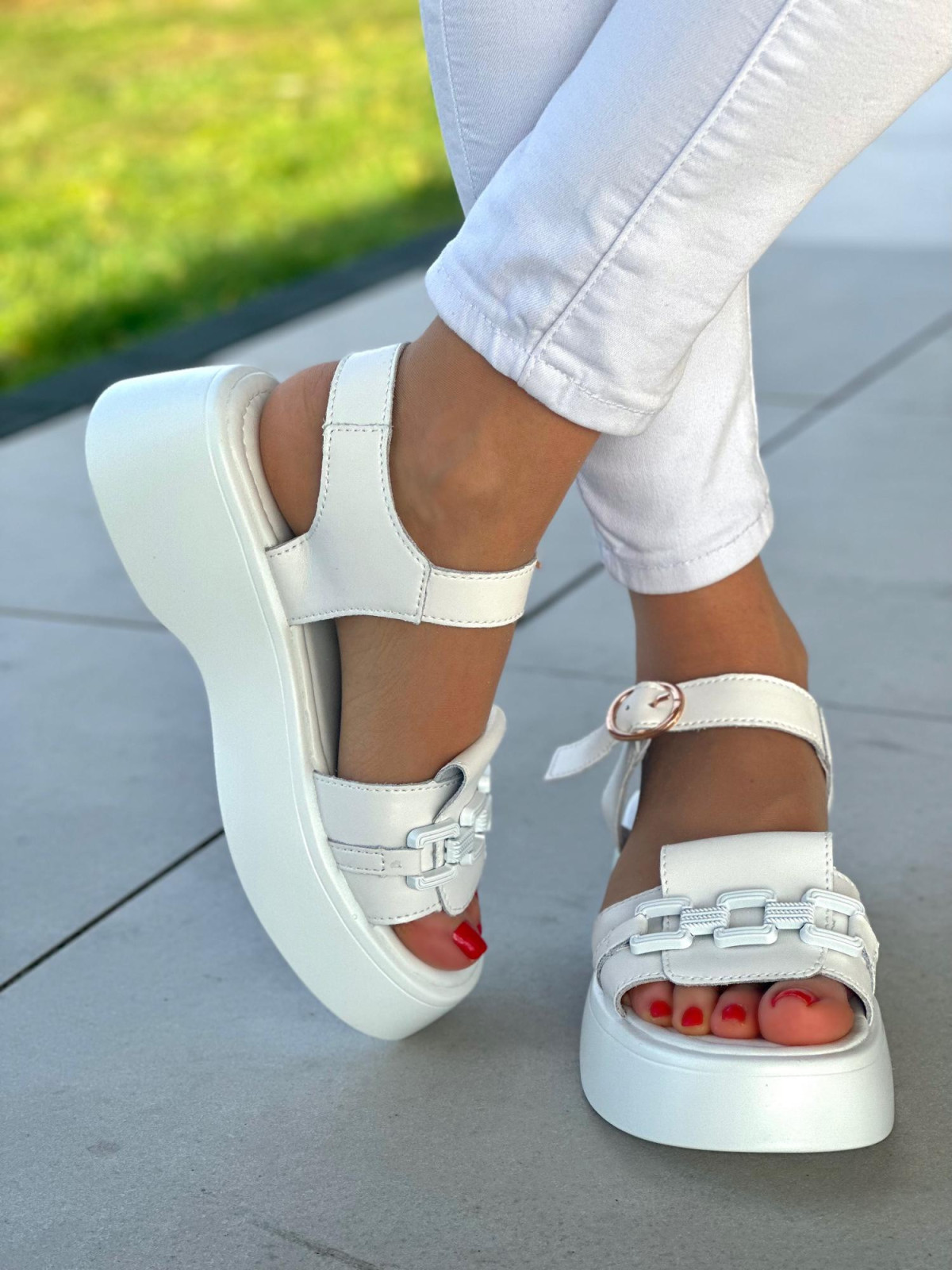 Bardzo lekkie białe sandały damskie na grubej podeszwie, skóra naturalna