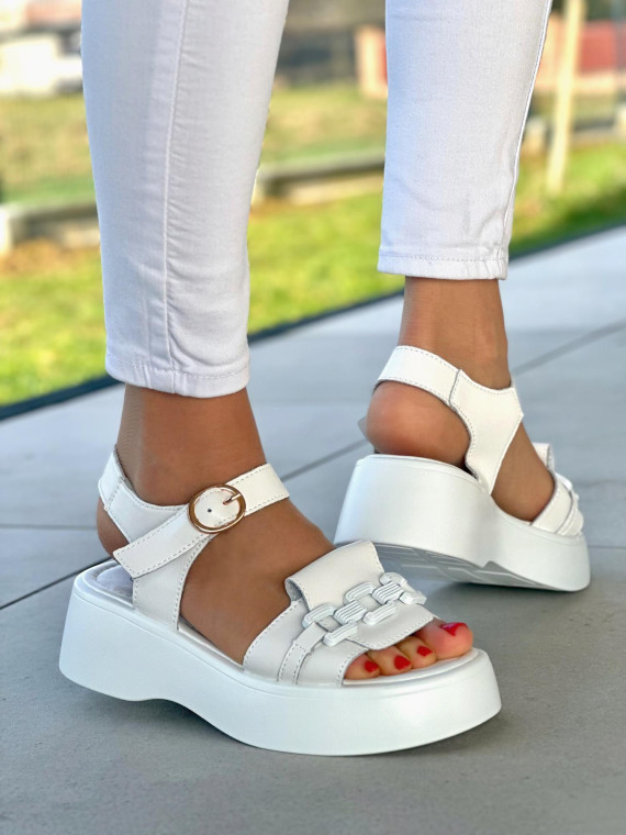 Bardzo lekkie białe sandały damskie na grubej podeszwie, skóra naturalna