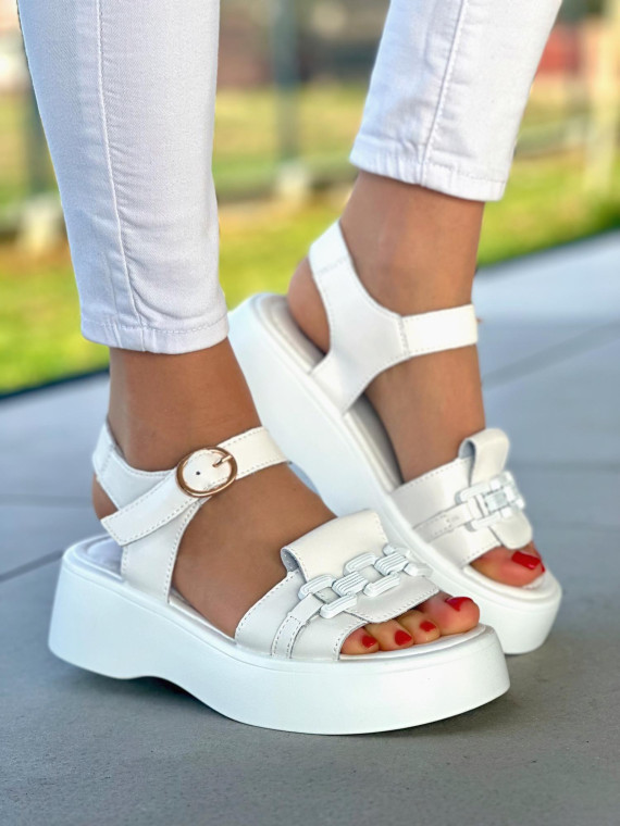 Bardzo lekkie białe sandały damskie na grubej podeszwie, skóra naturalna