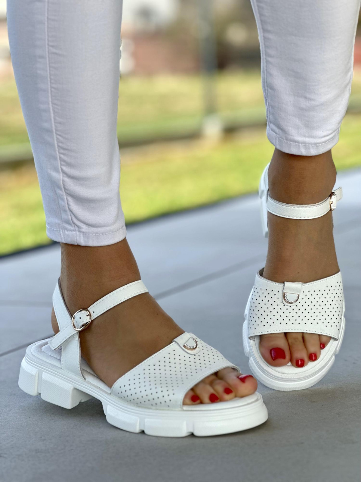 Subtelne białe sandały damskie z delikatną ozdobą, skóra naturalna