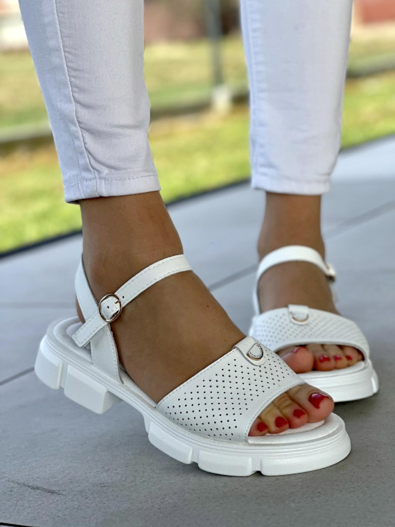 Subtelne białe sandały damskie z delikatną ozdobą, skóra naturalna