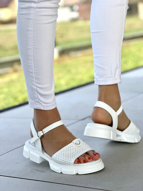 Subtelne białe sandały damskie z delikatną ozdobą, skóra naturalna