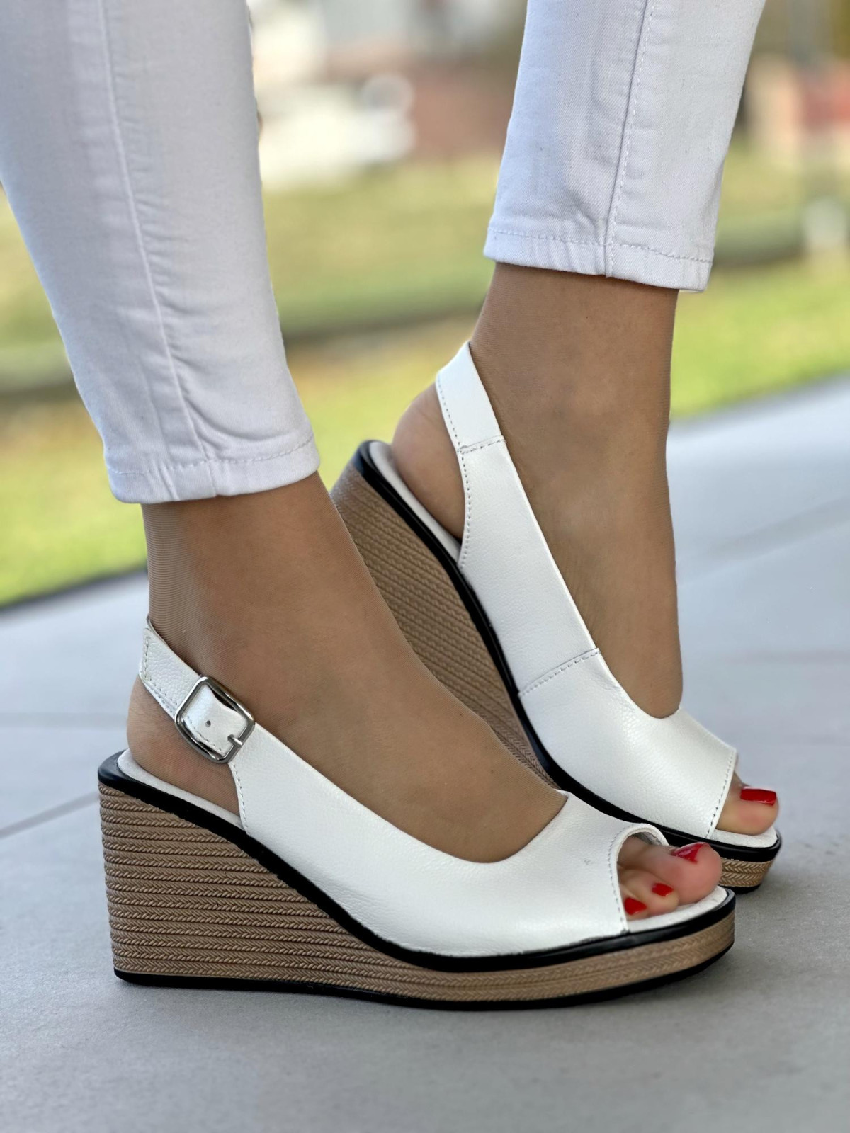 Śliczne białe sandały damskie na miękkiej koturnie z plecionką, skóra naturalna