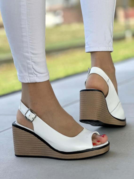 Śliczne białe sandały damskie na miękkiej koturnie z plecionką, skóra naturalna