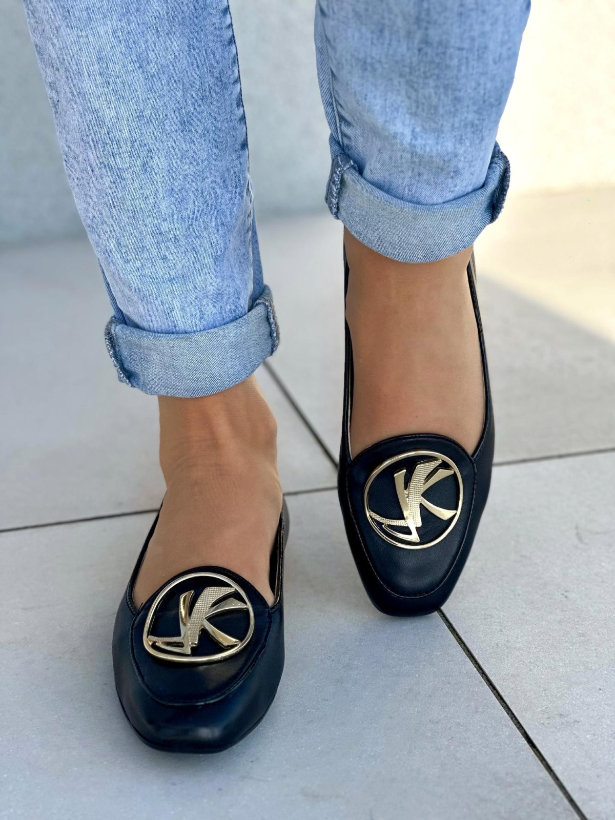 Piękne czarne baleriny damskie ze złotą ozdobą, skóra naturalna