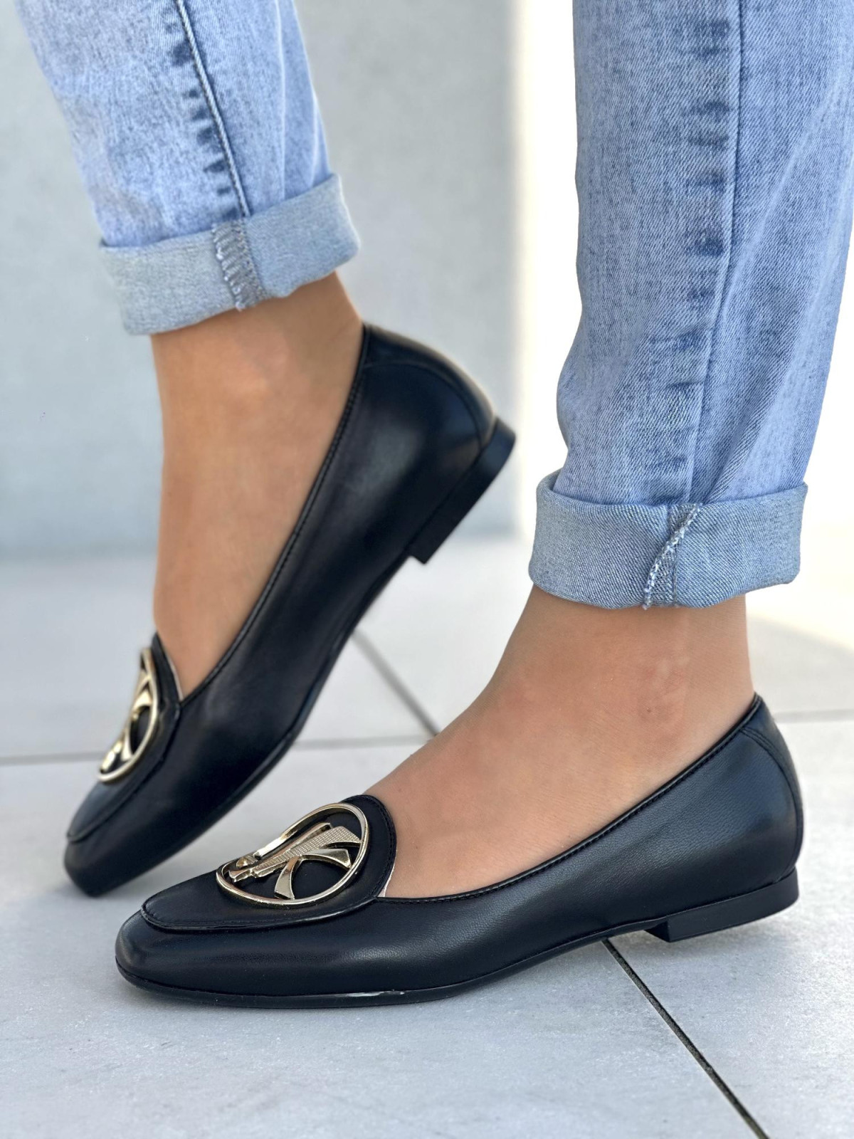 Piękne czarne baleriny damskie ze złotą ozdobą, skóra naturalna