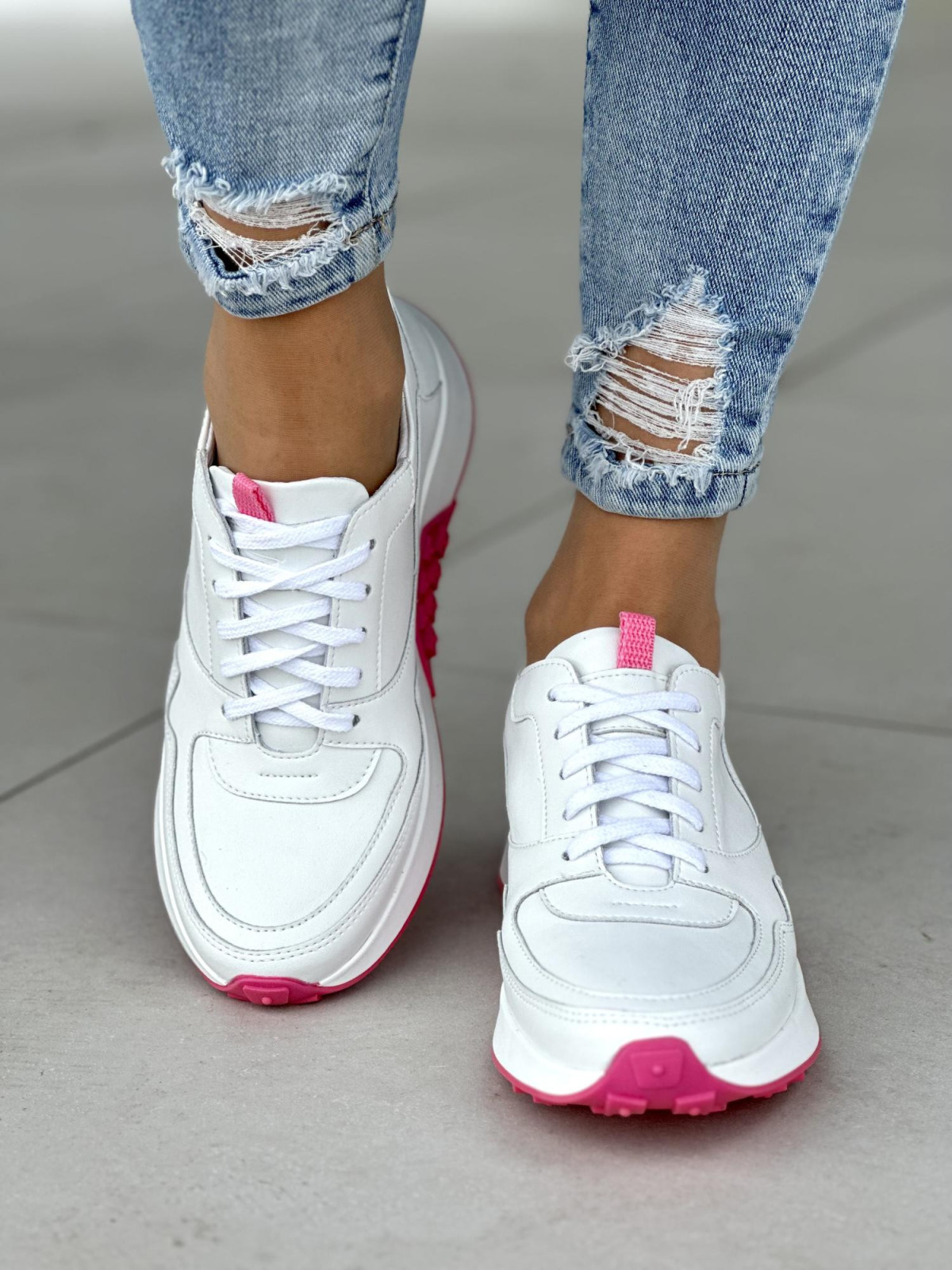 Śliczne białe sneakersy damskie z różowymi detalami, skóra naturalna