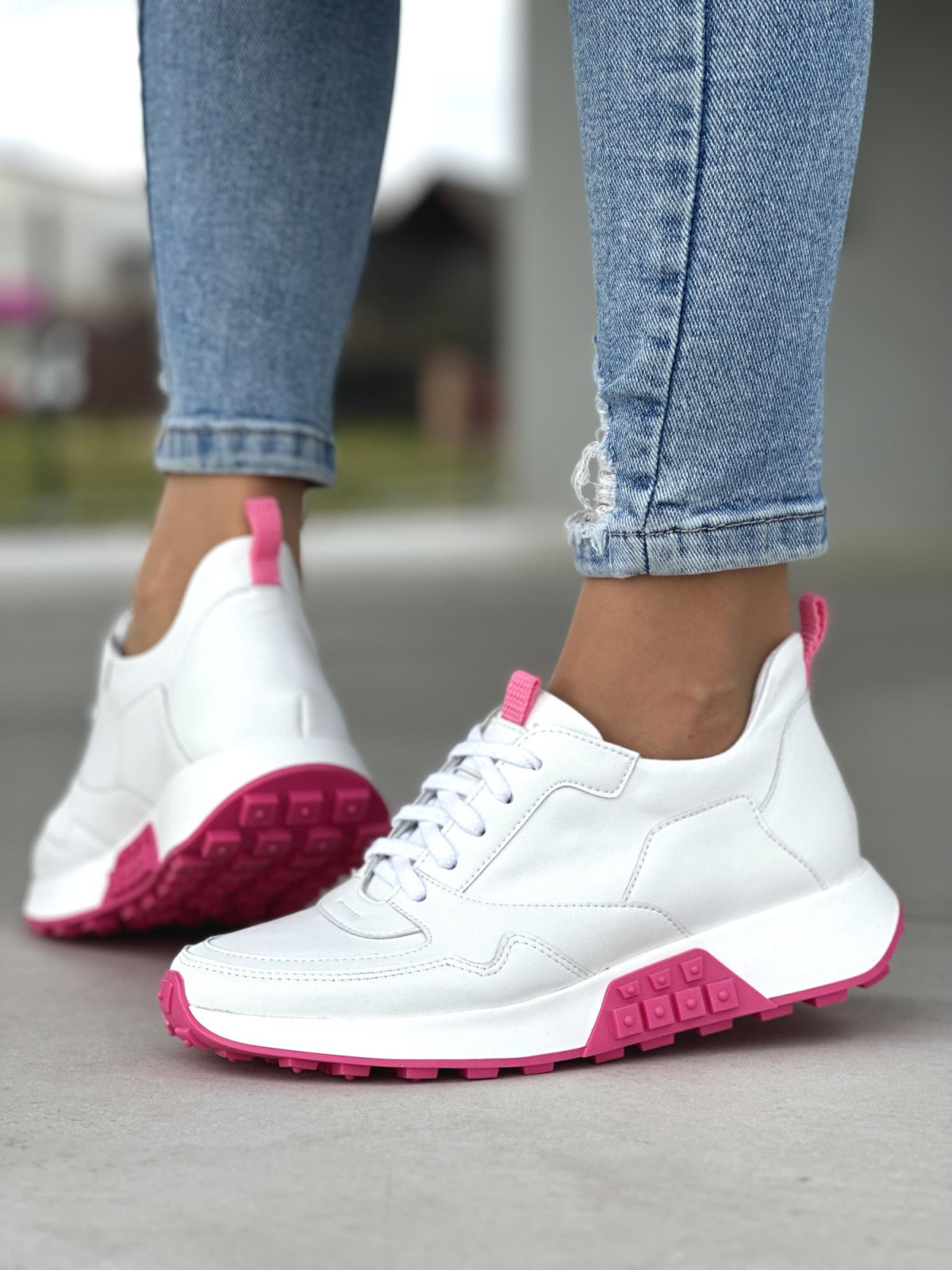 Śliczne białe sneakersy damskie z różowymi detalami, skóra naturalna