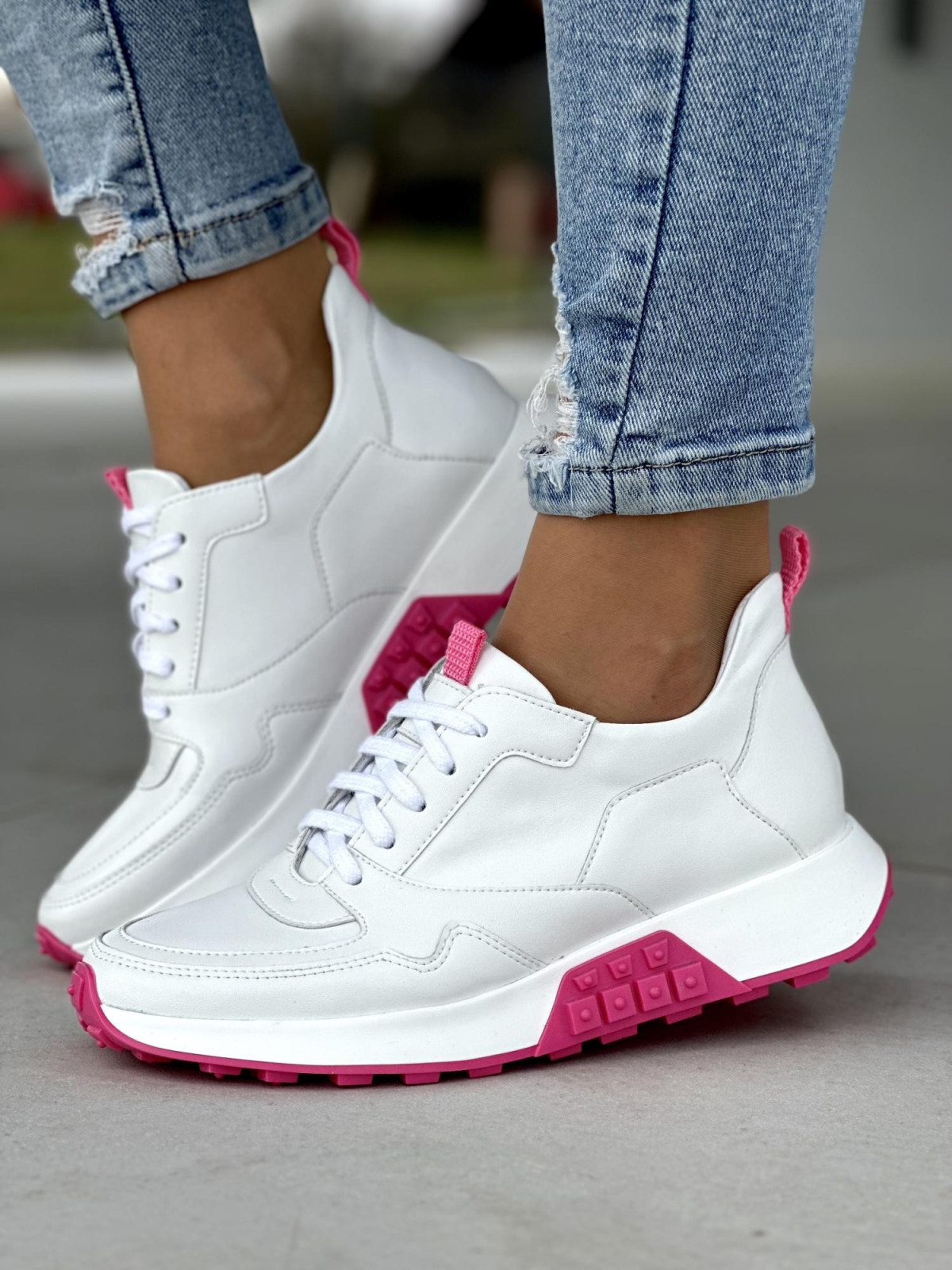 Śliczne białe sneakersy damskie z różowymi detalami, skóra naturalna