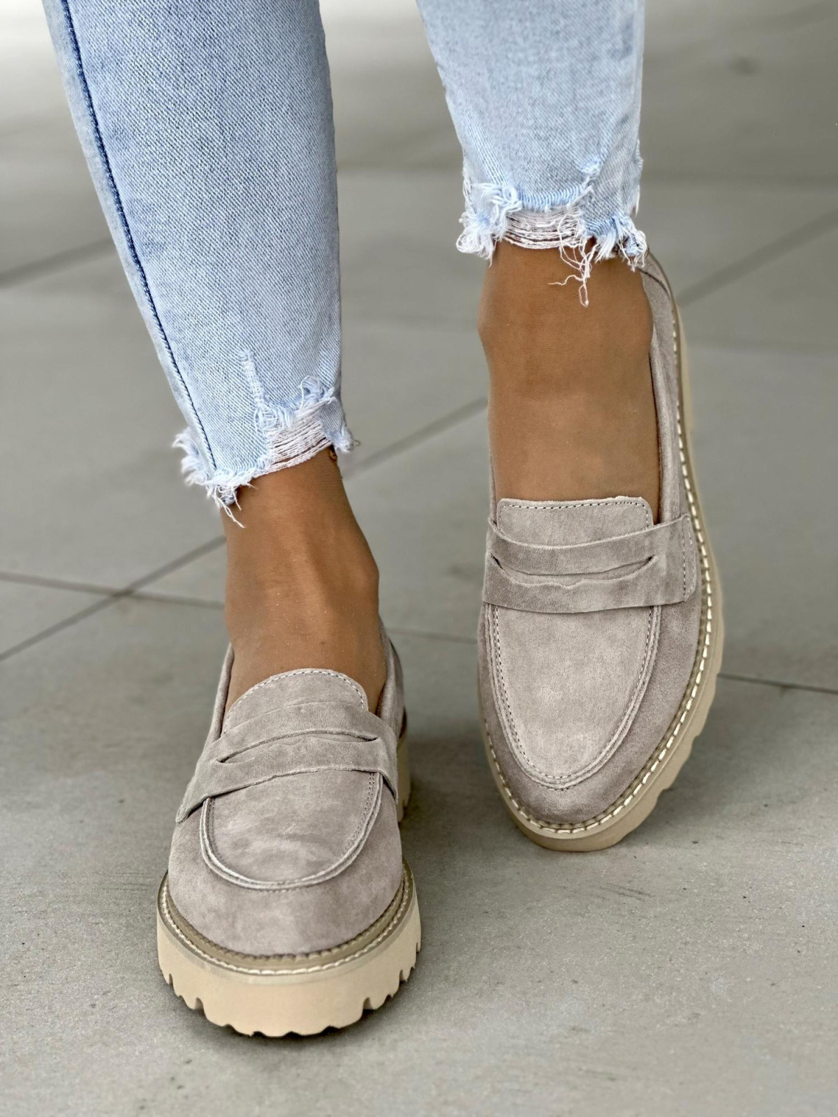 Klasyczne beżowe mokasyny damskie, skóra naturalna