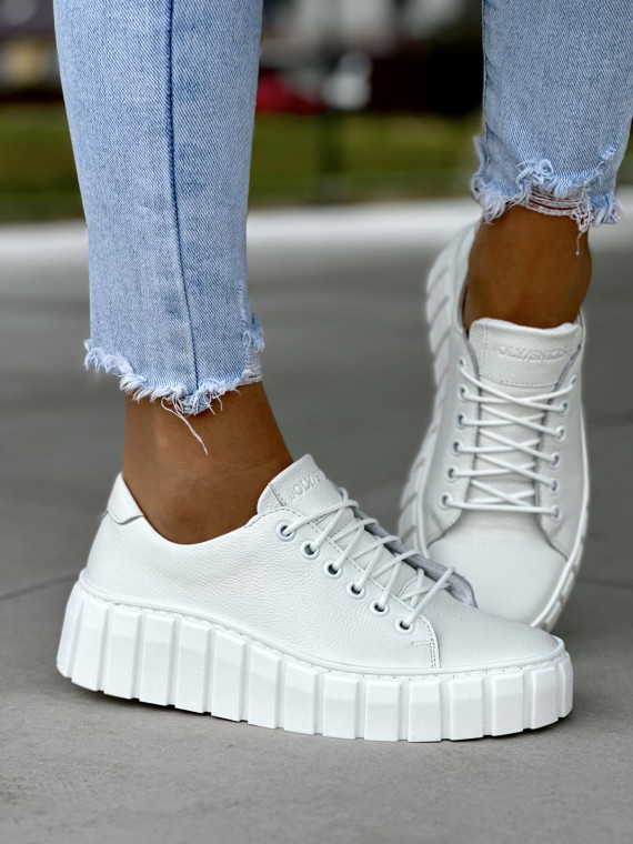 Gładkie białe trampki damskie na lekkiej platformie, skóra naturalna