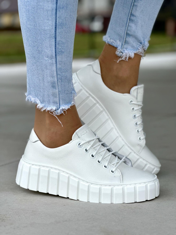 Gładkie białe trampki damskie na lekkiej platformie, skóra naturalna