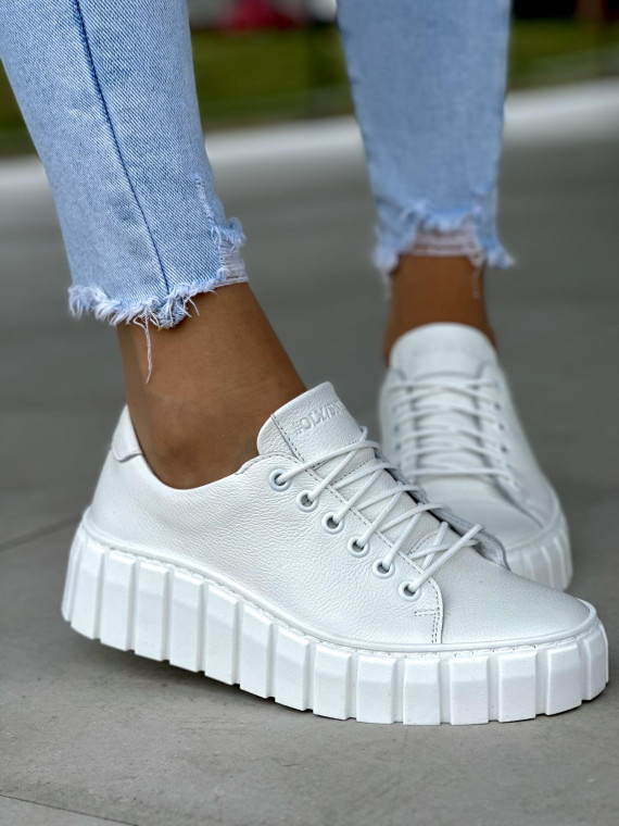 Gładkie białe trampki damskie na lekkiej platformie, skóra naturalna