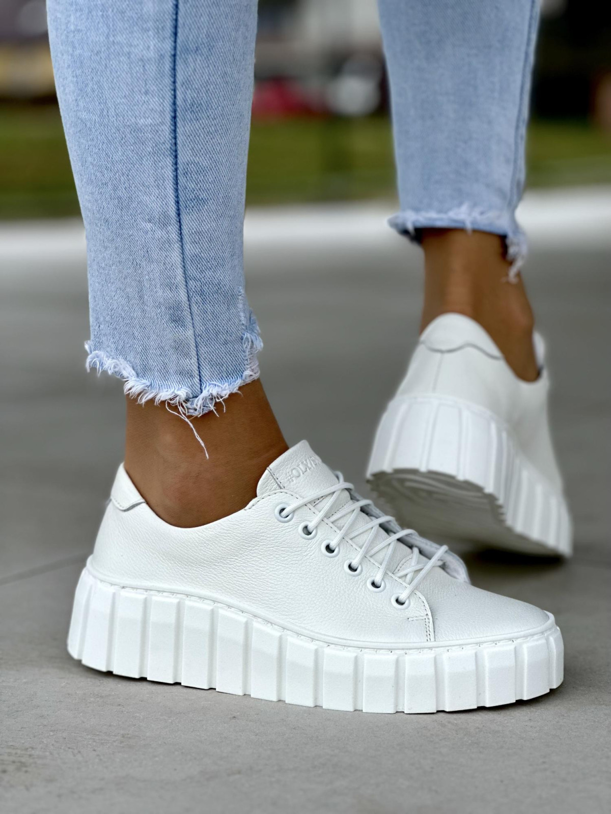 Gładkie białe trampki damskie na lekkiej platformie, skóra naturalna