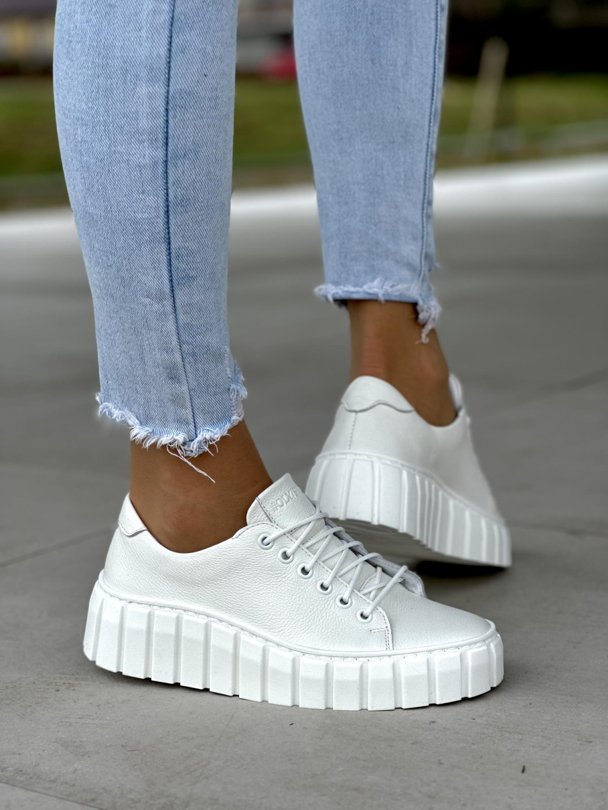 Gładkie białe trampki damskie na lekkiej platformie, skóra naturalna