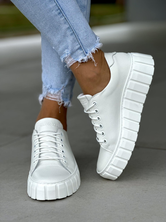 Gładkie białe trampki damskie na lekkiej platformie, skóra naturalna