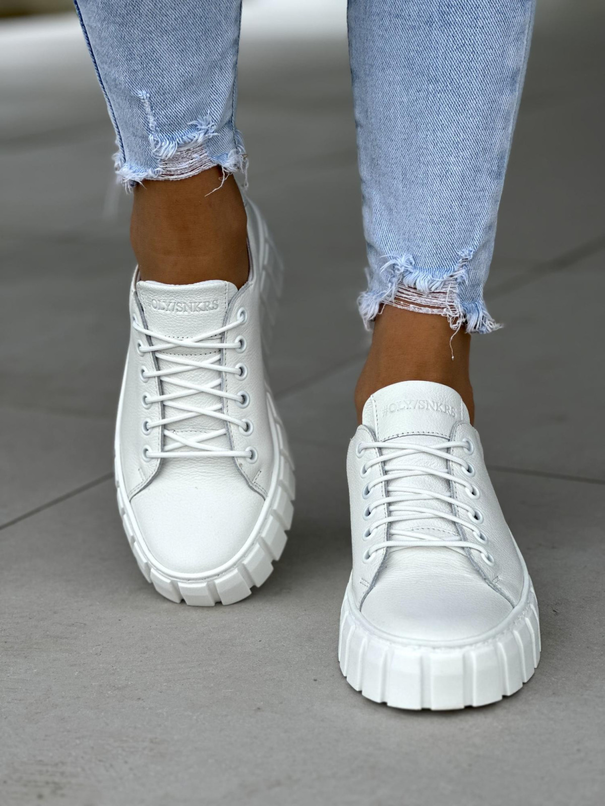 Gładkie białe trampki damskie na lekkiej platformie, skóra naturalna