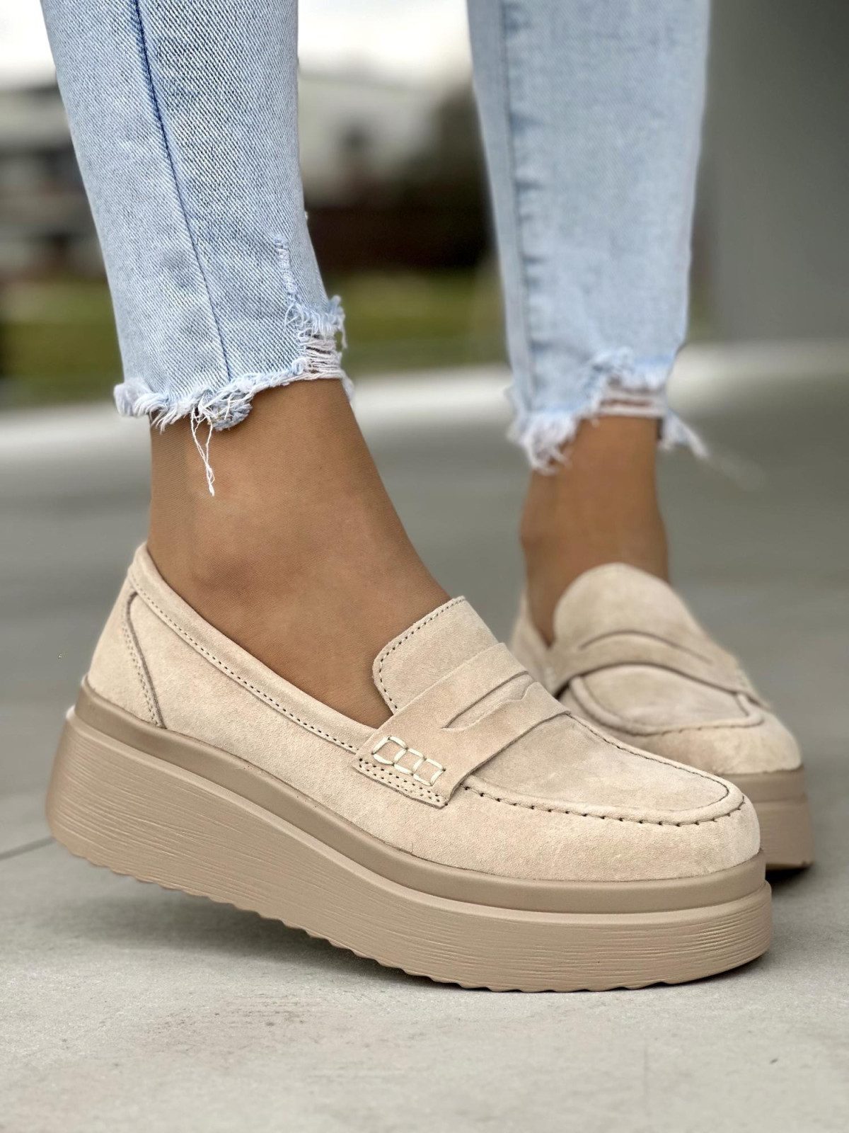 Stylowe beżowe mokasyny damskie na wyższej platformie, skóra naturalna